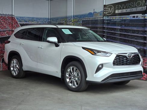 Certified 2026 Toyota Highlander Limited AWD/4WD image 1