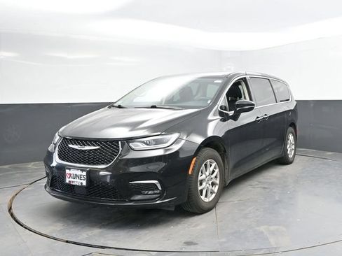 Used 2024 Chrysler Pacifica Touring-L FWD image 8