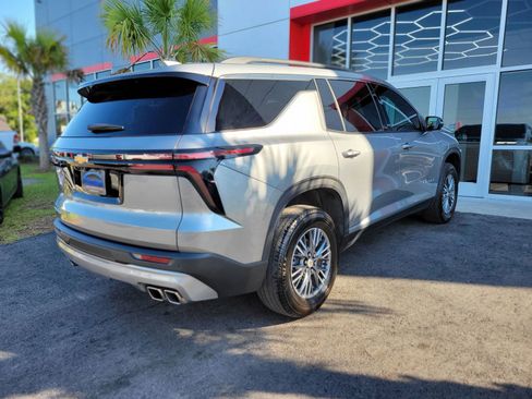 Used 2025 Chevrolet Traverse LT w/ Driver Confidence Package FWD image 4