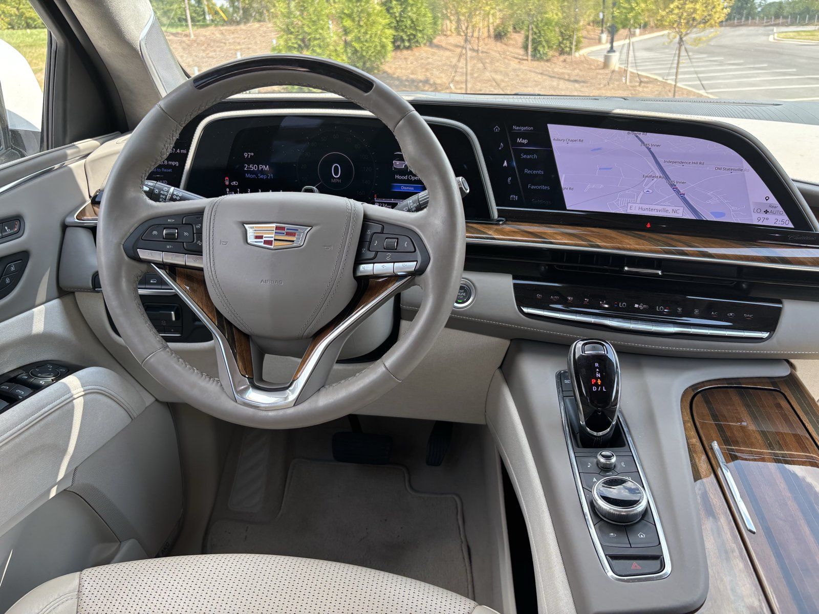 Used 2024 Cadillac Escalade Sport Platinum w/ LPO, ONYX Package AWD/4WD image 29