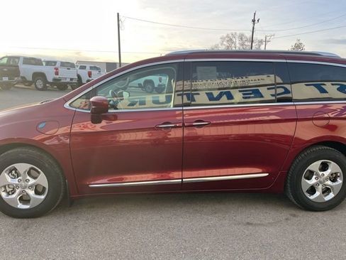Used 2019 Chrysler Pacifica Touring-L image 6