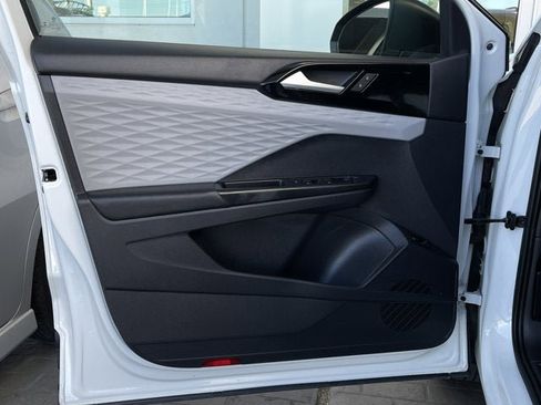 Used 2022 Volkswagen Taos S image 9