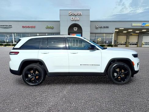 Certified 2023 Jeep Grand Cherokee Altitude AWD/4WD image 2