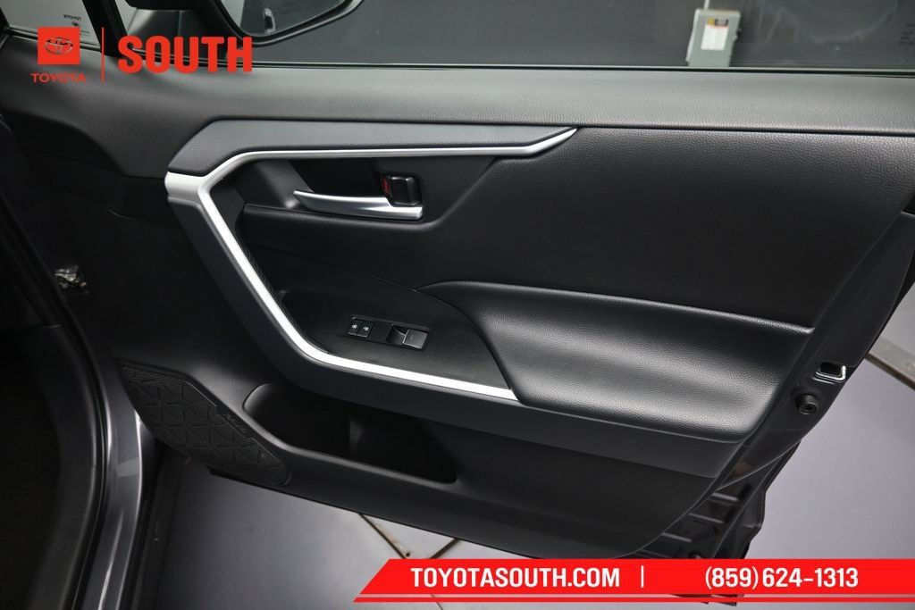 Used 2025 Toyota RAV4 XLE AWD/4WD image 31