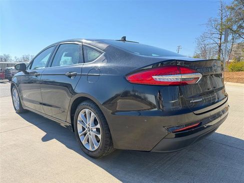 Used 2019 Ford Fusion SE image 3