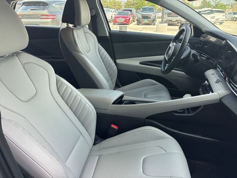 Used 2025 Hyundai Elantra Limited image 10