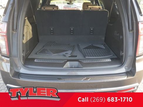 Used 2021 Chevrolet Suburban Premier w/ Premium Package AWD/4WD image 18