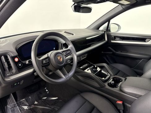 Certified 2025 Porsche Cayenne AWD/4WD image 4