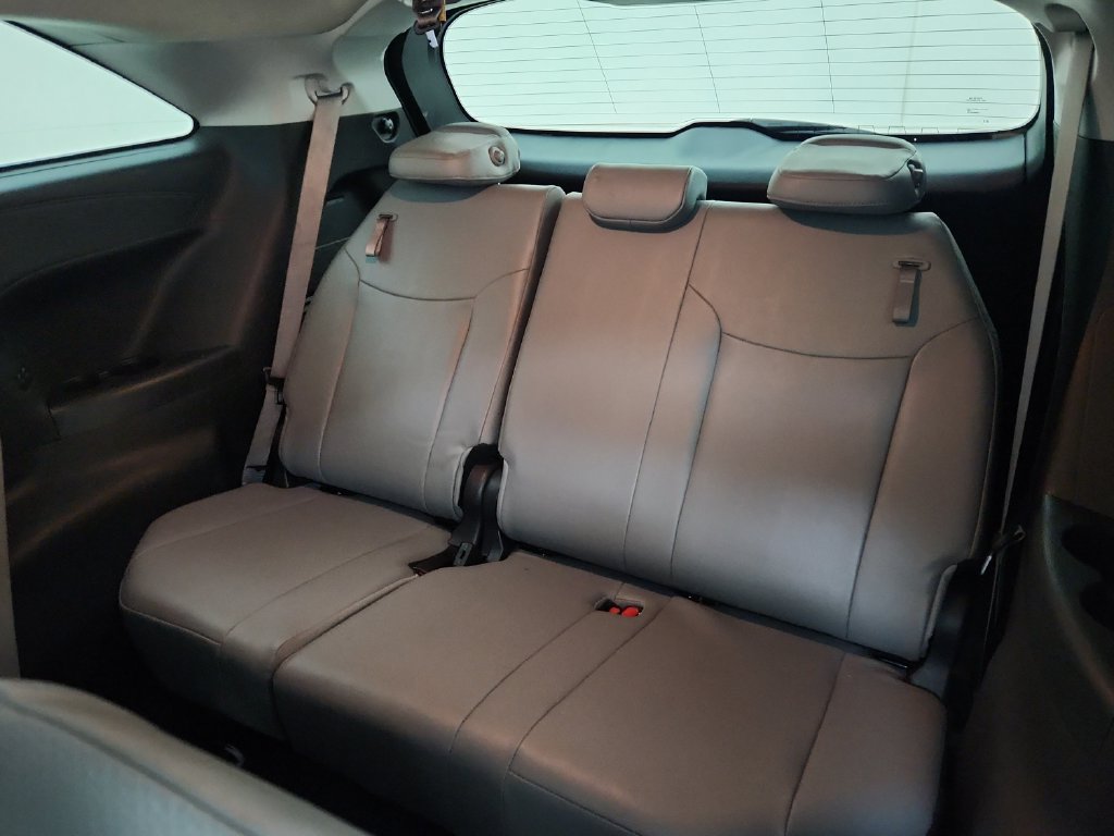 Used 2025 Toyota Sienna XLE FWD image 35