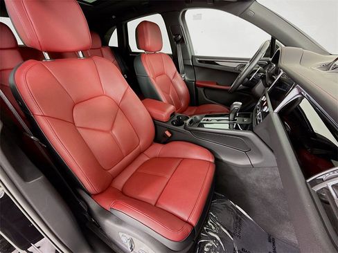 Used 2025 Porsche Macan image 30