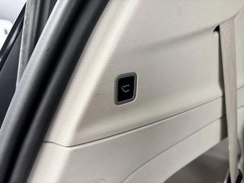 Used 2024 Chrysler Pacifica Touring-L image 23