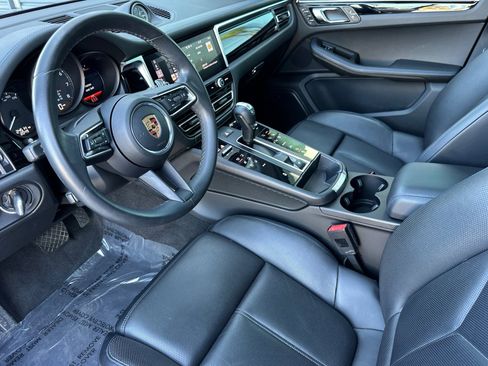 Certified 2022 Porsche Macan image 4