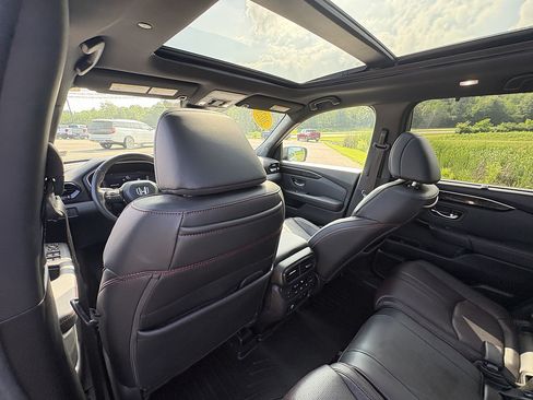 Used 2025 Honda Pilot Black Edition image 19