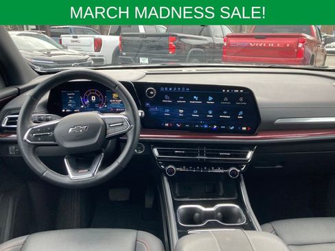 Used 2025 Chevrolet Traverse Z71 image 12