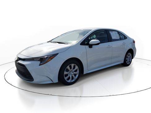 Used 2025 Toyota Corolla LE image 3