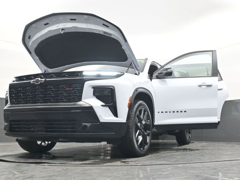 New 2026 Chevrolet Traverse RS w/ LPO, Floor Liner Package FWD image 41