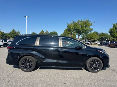 Used 2021 Toyota Sienna XSE w/ XSE Plus Package FWD image 6
