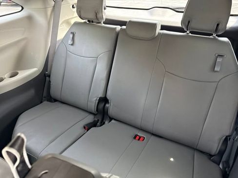 Used 2023 Toyota Sienna XLE FWD image 14