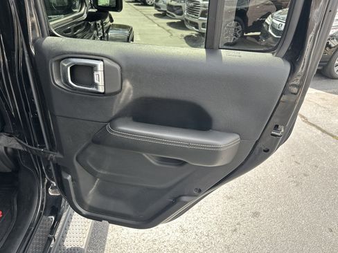 Used 2018 Jeep Wrangler Unlimited Sahara image 19