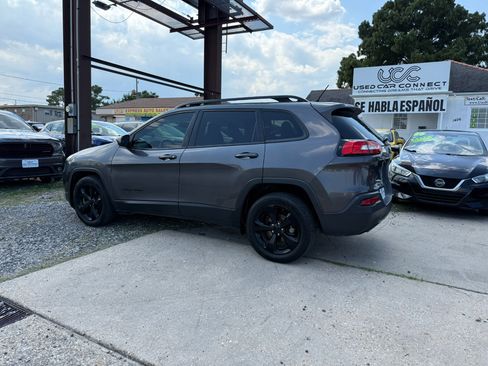 Used 2018 Jeep Cherokee Latitude w/ Altitude Package image 5