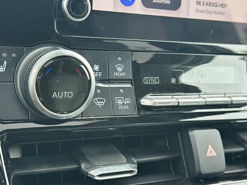 Used 2023 Toyota Highlander XLE AWD/4WD image 29