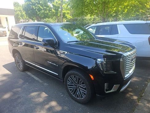 Used 2021 GMC Yukon Denali w/ Denali Premium Package AWD/4WD image 3