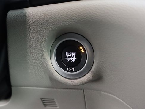 Used 2024 Chrysler Pacifica Touring-L image 40