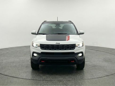 Used 2025 Jeep Compass Trailhawk AWD/4WD image 2