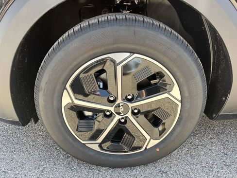 New 2026 Kia Niro EX FWD image 9
