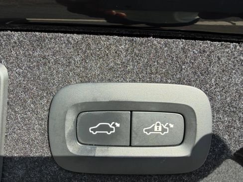 Used 2023 Volvo S90 B6 Plus AWD/4WD image 32