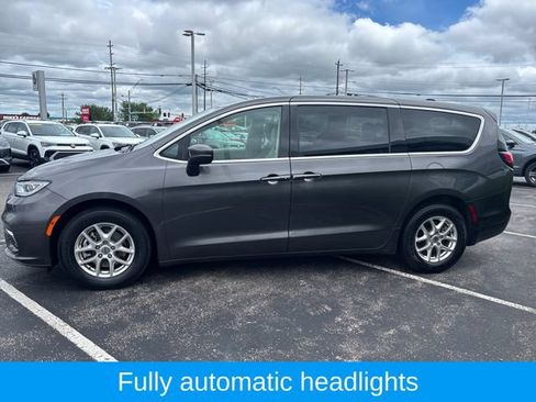 Used 2023 Chrysler Pacifica Touring-L FWD image 5