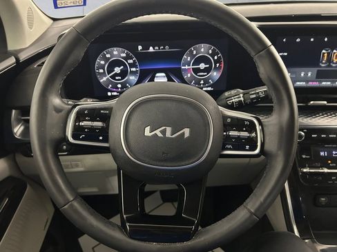 Used 2022 Kia Carnival SX Prestige image 9