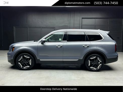 Used 2023 Kia Telluride EX w/ EX Captain's Chair Package image 3