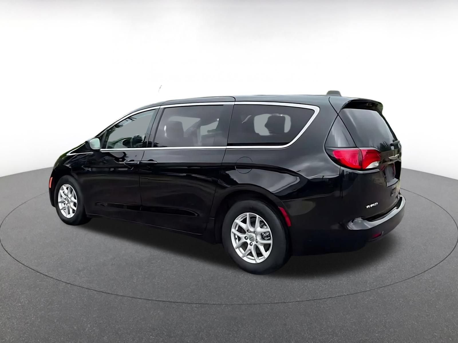 Used 2024 Chrysler Voyager LX FWD image 9