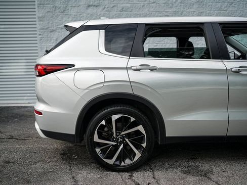 Used 2023 Mitsubishi Outlander LE AWD/4WD image 15