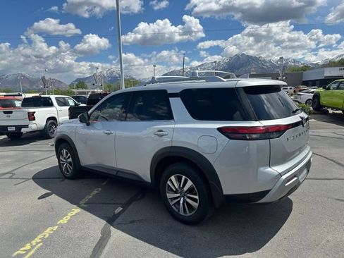 Used 2023 Nissan Pathfinder SL AWD/4WD image 8