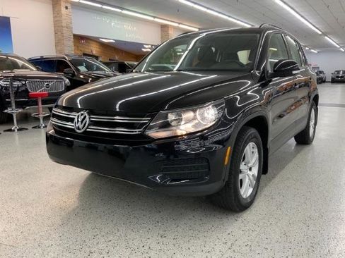 Used 2016 Volkswagen Tiguan S image 2