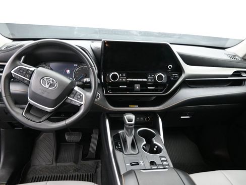 Used 2023 Toyota Highlander Bronze Edition image 10