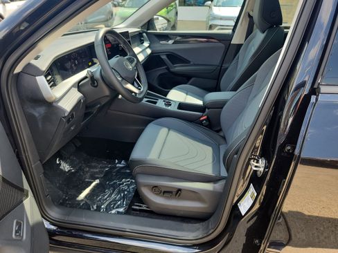 New 2025 Volkswagen Tiguan SE image 14