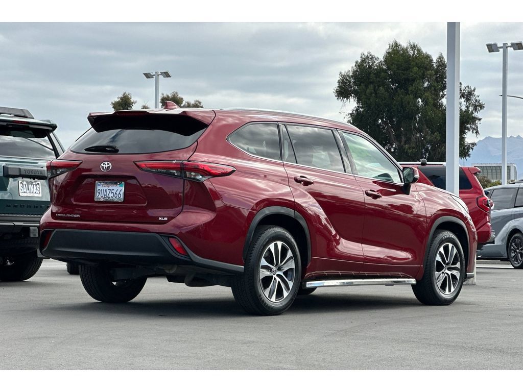 Used 2022 Toyota Highlander XLE FWD image 4