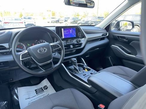 Used 2023 Toyota Highlander L AWD/4WD image 5