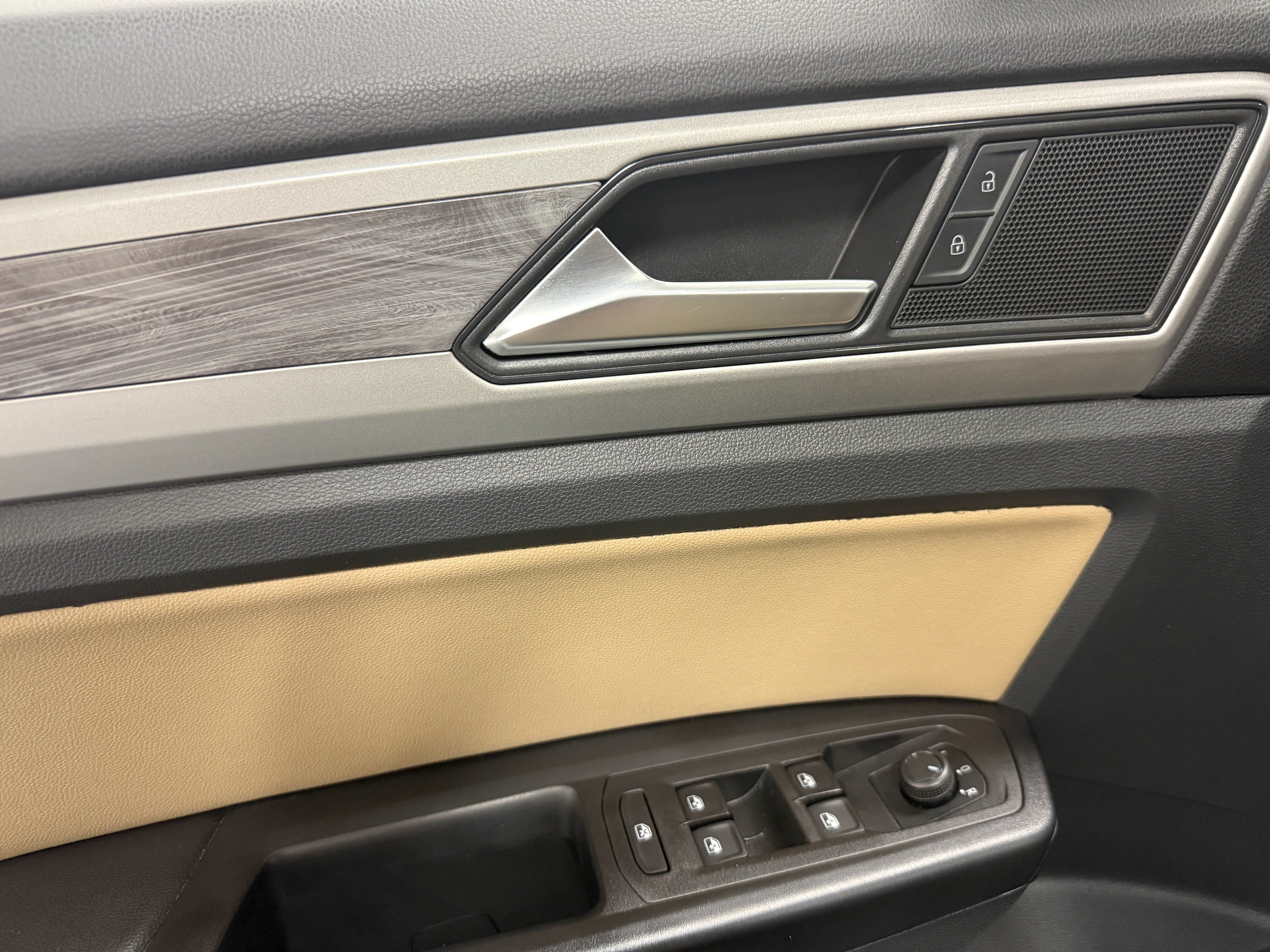 Certified 2020 Volkswagen Atlas Cross Sport SE w/ Panoramic Sunroof Package AWD/4WD image 21