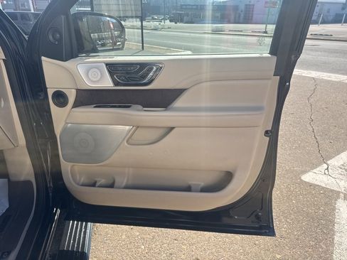 Used 2021 Lincoln Navigator Reserve w/ Luxury Package image 21