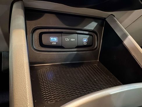 Used 2025 Hyundai Venue SEL FWD image 28