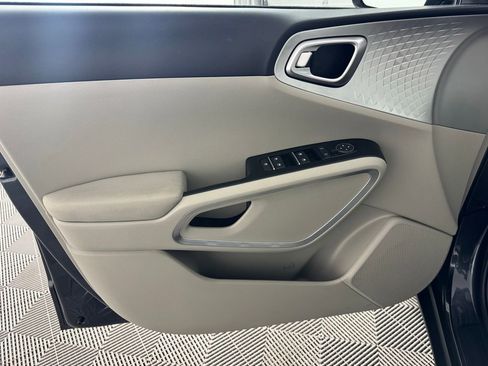 Used 2025 Kia Soul LX image 10