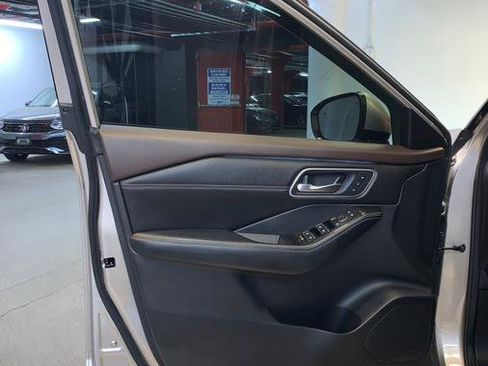 Used 2021 Nissan Rogue Platinum image 13