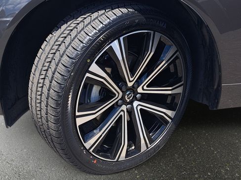 Used 2023 Volvo XC60 B5 Ultimate w/ Climate Package FWD image 32