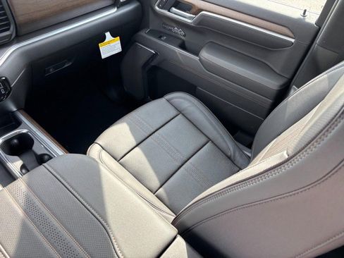 New 2026 Chevrolet Silverado 1500 High Country w/ Technology Package AWD/4WD image 9