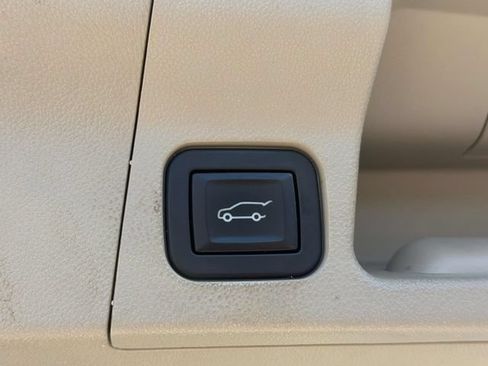 Used 2017 GMC Acadia Denali w/ Technology Package FWD image 23