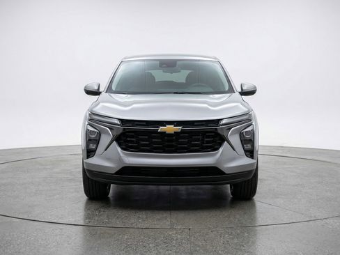 Used 2025 Chevrolet Trax LT FWD image 2